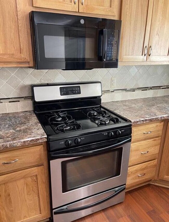 Building Photo - Spacious 3-bedroom, 2-full Bath Ranch