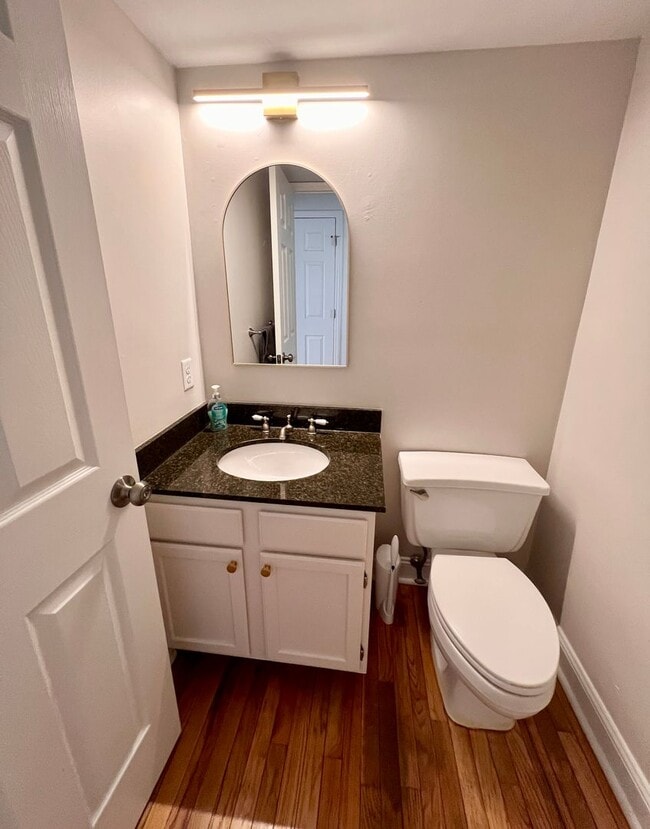 Building Photo - 3 bed 2.5 bath Located in the Heart of The Hill