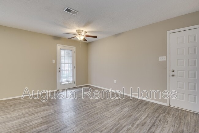 Building Photo - 2573 1/2 Tobacco Road - B