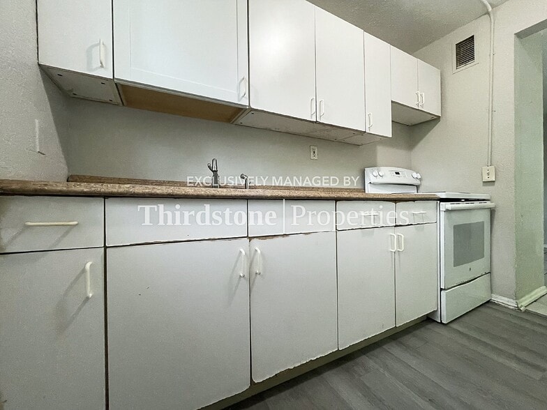 Building Photo - 1437 W 26th St