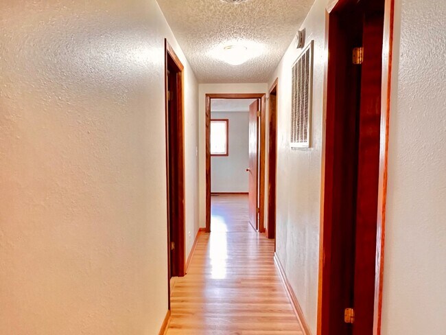 Building Photo - 1047 Oak Dr