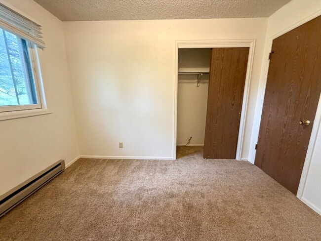 Building Photo - Main level two bedroom, one bathroom close to Greenway!