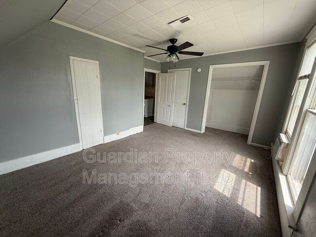 Building Photo - 409.5 E 3rd St