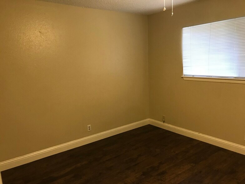 Building Photo - 706 Garden Walk Dr