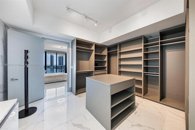Building Photo - 5500 Island Estates Dr
