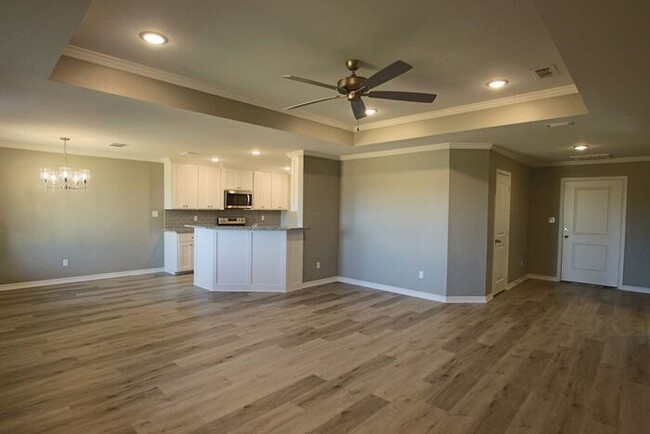 Building Photo - Beautiful 3 Bedroom 2 Bathroom Townhouse i...