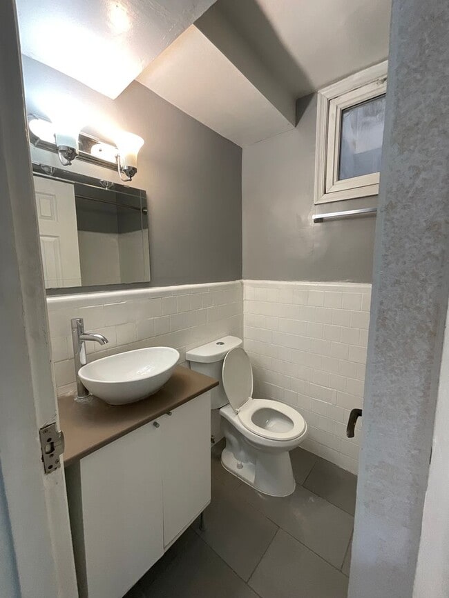 Building Photo - H St/Kingman Park - Renovated 1 bedroom