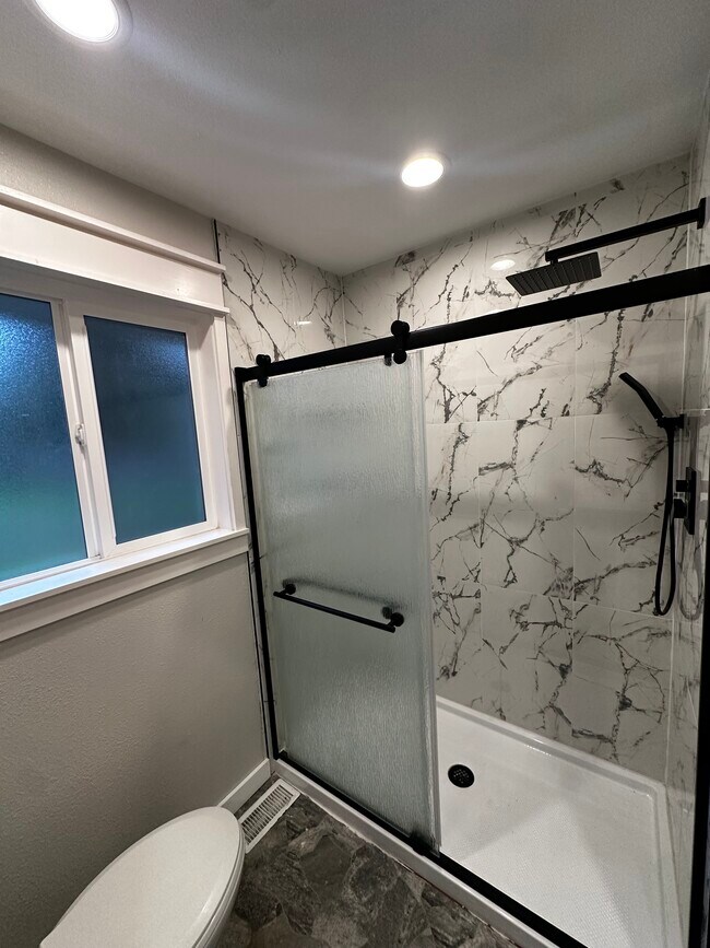 Building Photo - 340 SE 26th Ave