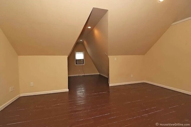 Building Photo - Available THIS SUMMER-Spacious Home Close to Campus