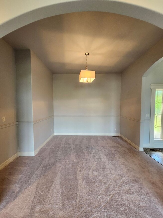 Building Photo - 718 Briarwood Dr