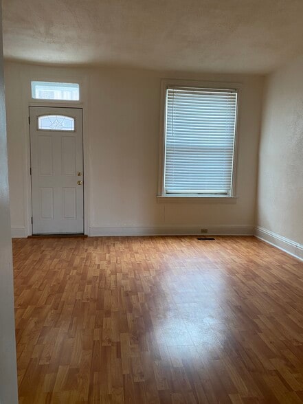 Living room - 1039 W Poplar St