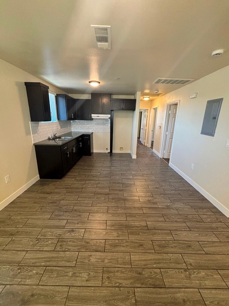 Building Photo - 407 E 70th St