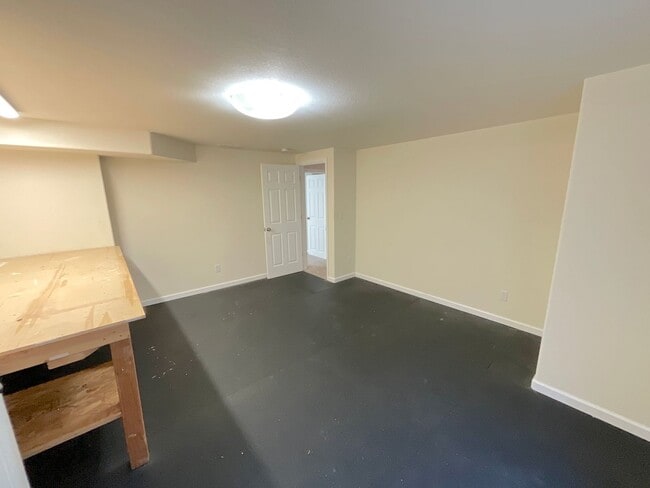 Building Photo - 6 Bedroom Home Available Near North Gate B...