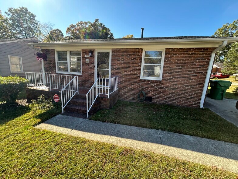 Building Photo - 208 Hay St