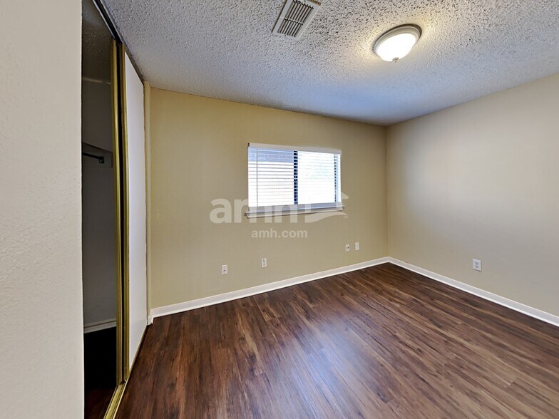 Building Photo - 304 Sandlewood Ln