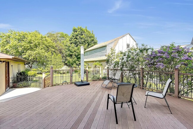 Private backyard - 615 N Lawe St