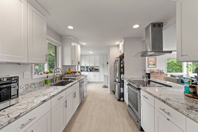 Building Photo - Spacious 4-Bedroom Mid-Century Home in Vie...