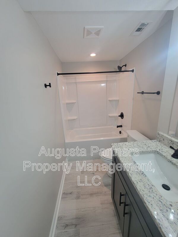 Building Photo - 322 N Hicks St