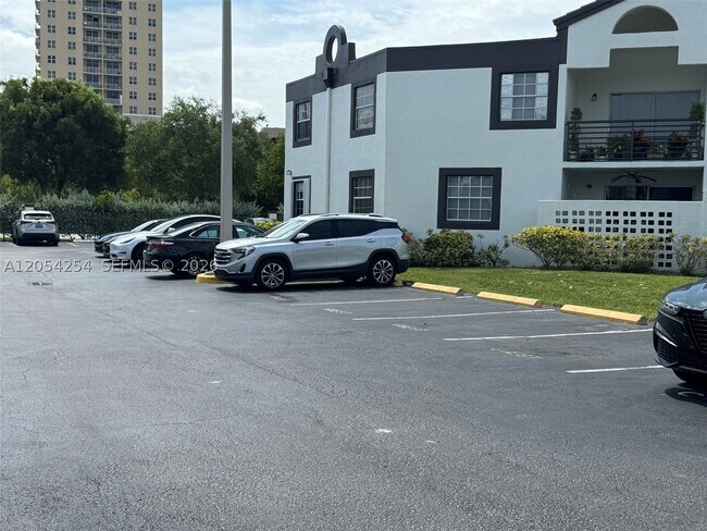 Building Photo - 9711 Fontainebleau Blvd