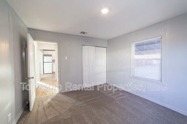 Building Photo - 2731 Menchaca St