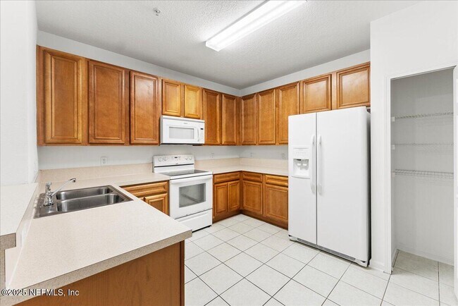 Building Photo - 8215 Green Parrot Rd