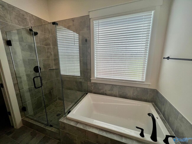 Building Photo - 330 Silo Ln