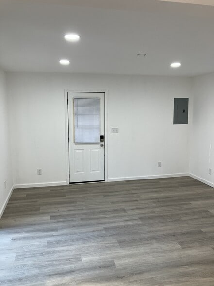 Front door and living space - 495 Annie Lee Rd