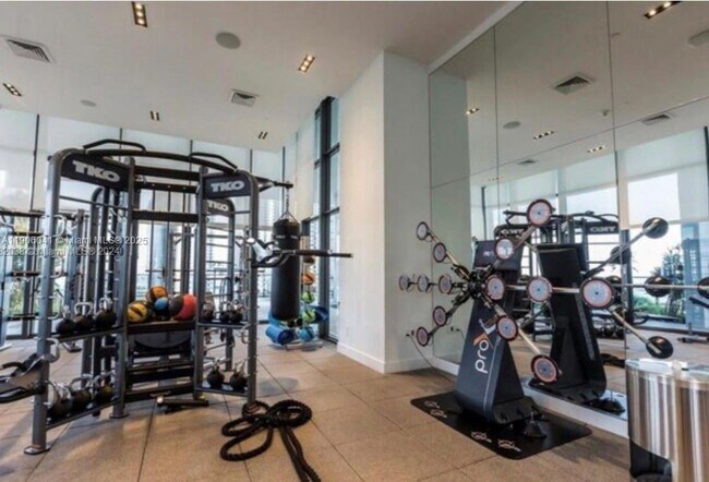 Building Photo - 1600 NE 1st Ave