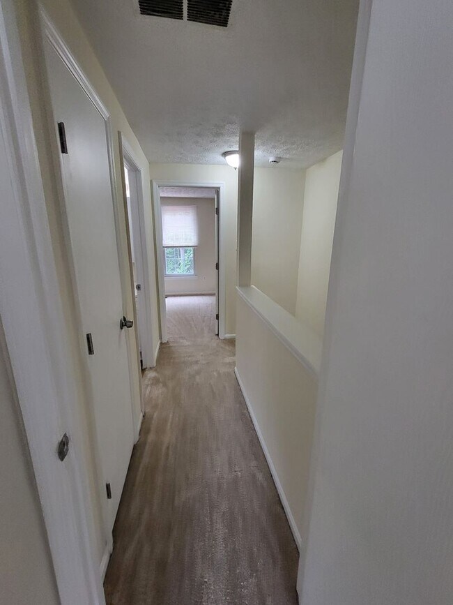 Building Photo - Bright and Welcoming!