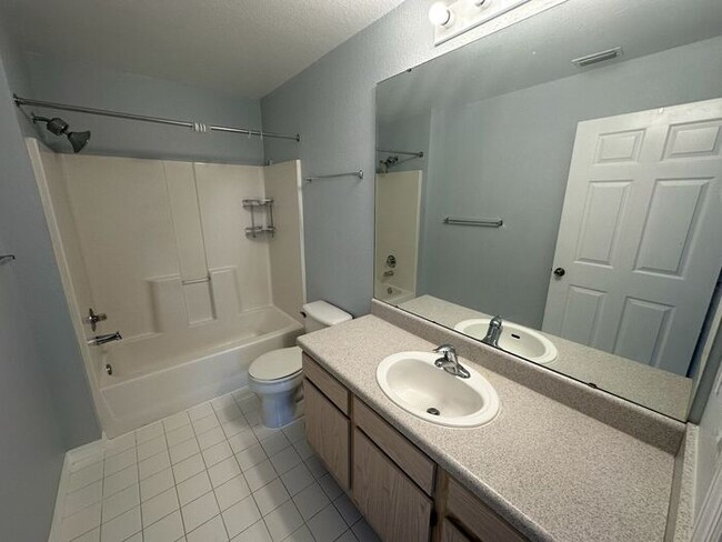 Building Photo - Stunning 2 bed 2 bath Condo in the heart o...