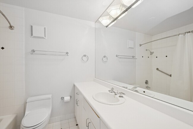 Building Photo - 111 E Chestnut St