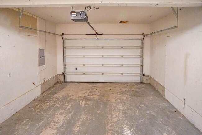 Building Photo - THREE BEDROOM TOWNHOME IN HAZEL DELL