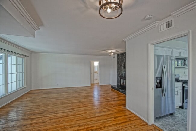 Building Photo - Incredibly Charming & Bright 3BR2BA Home w...