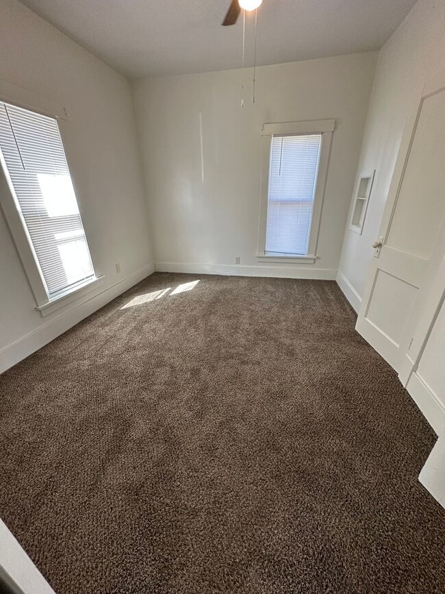 Building Photo - 1 Bedroom, 1 Bathroom House with Detached Garage