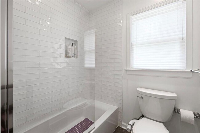 Building Photo - 346 Redland Rd NW