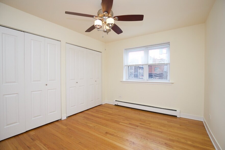 Building Photo - 628 W Wrightwood Ave