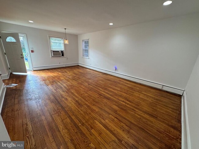 Building Photo - 2323 S Parkview Ave