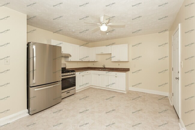 Building Photo - 1064 E 168th St