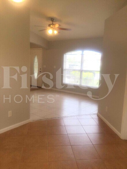 Building Photo - 662 SW Sandbar Terrace