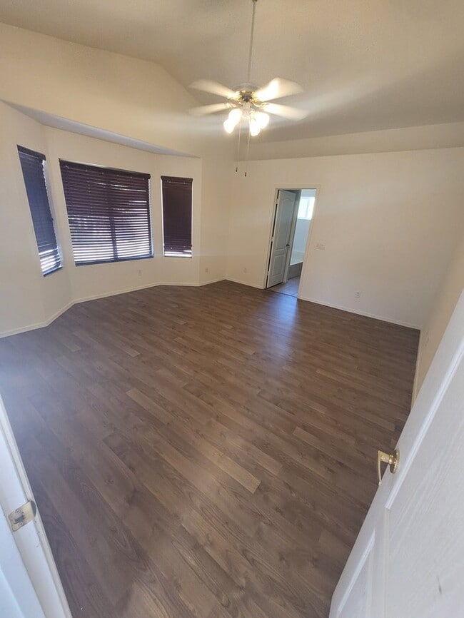Building Photo - Corner 3/2 with fireplace for rent