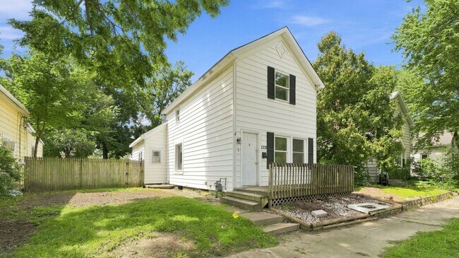 Building Photo - 1221 Wefel St