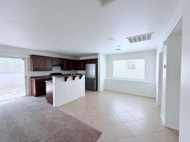 Building Photo - 3 bedroom Conveniently located