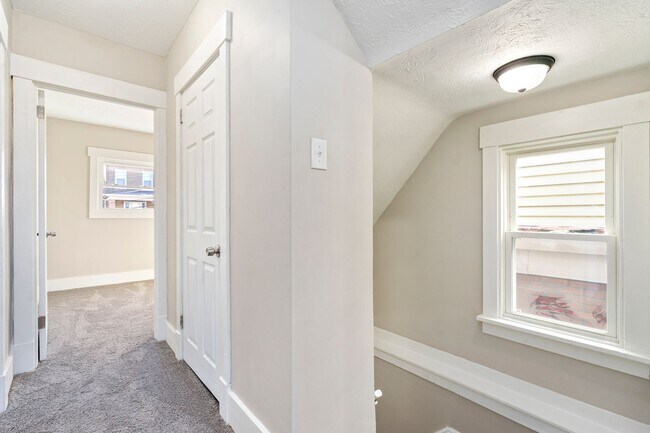 Building Photo - Completely Renovated 3 Bed/1 Bath Home - C...