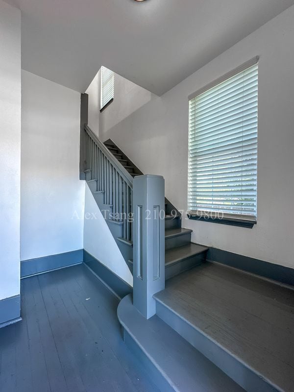 Building Photo - 802 Montana St