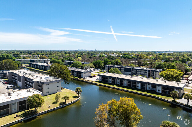 Building Photo - Versailles Gardens Condominium