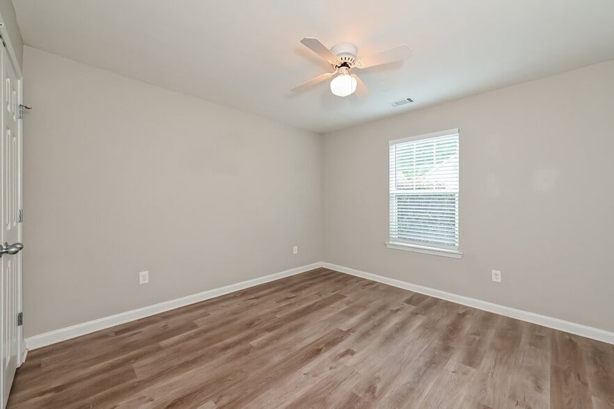 Building Photo - 505 Walnut Woods Dr