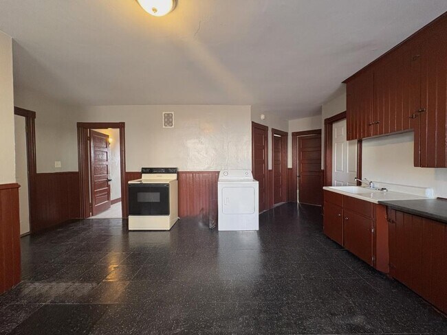 Building Photo - 77 Birch St