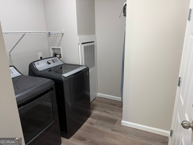 Building Photo - 1160 Happy Hollow Rd