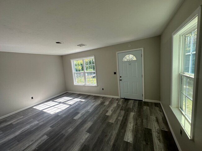 Building Photo - Cozy home in North Tulsa on a quiet street...