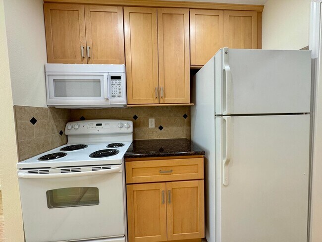 Building Photo - Beautiful Courtyard Level Flat with Outdoor Garden Patio